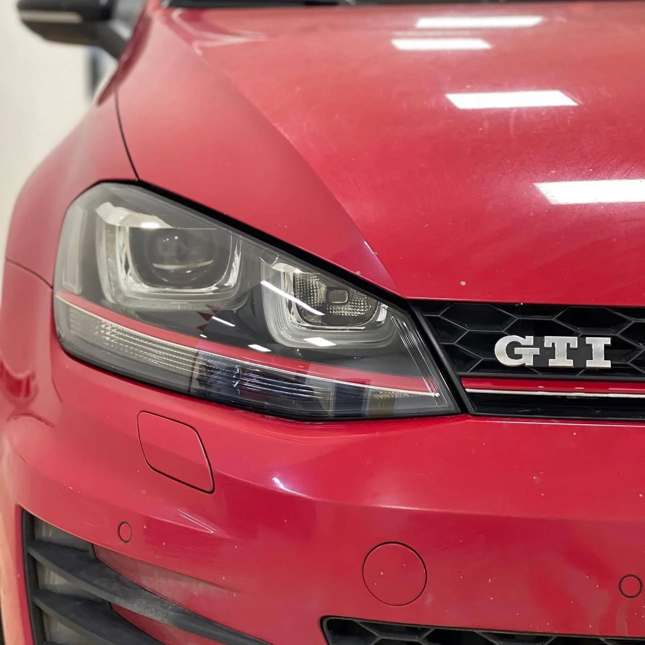 Volkswagen Golf GTI — установка светодиодных линз и защита фар Volkswagen Golf GTI — установка светодиодных линз и защита фар