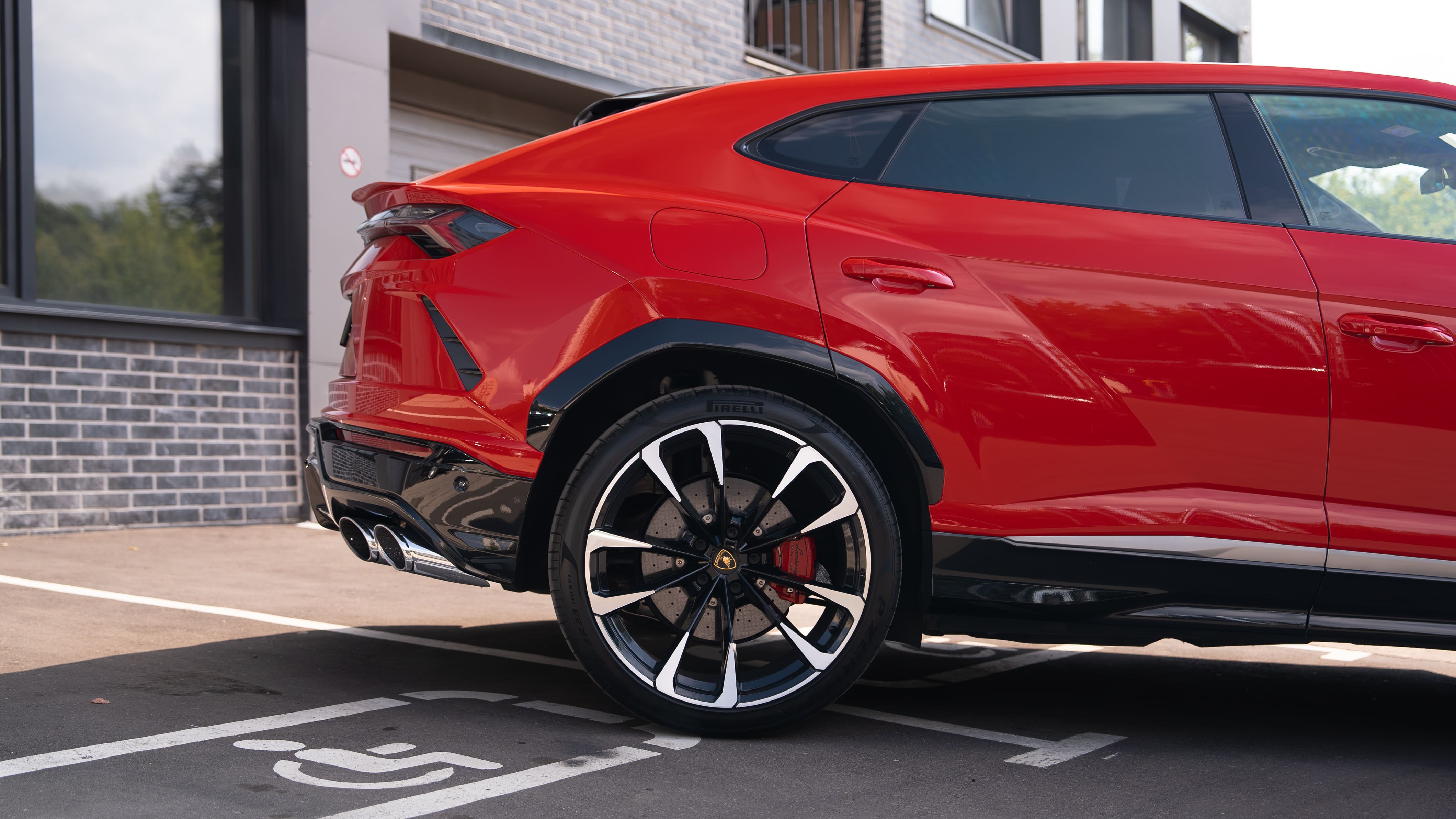 Оклейка кузова в красную защитную пленку Lamborghini URUS