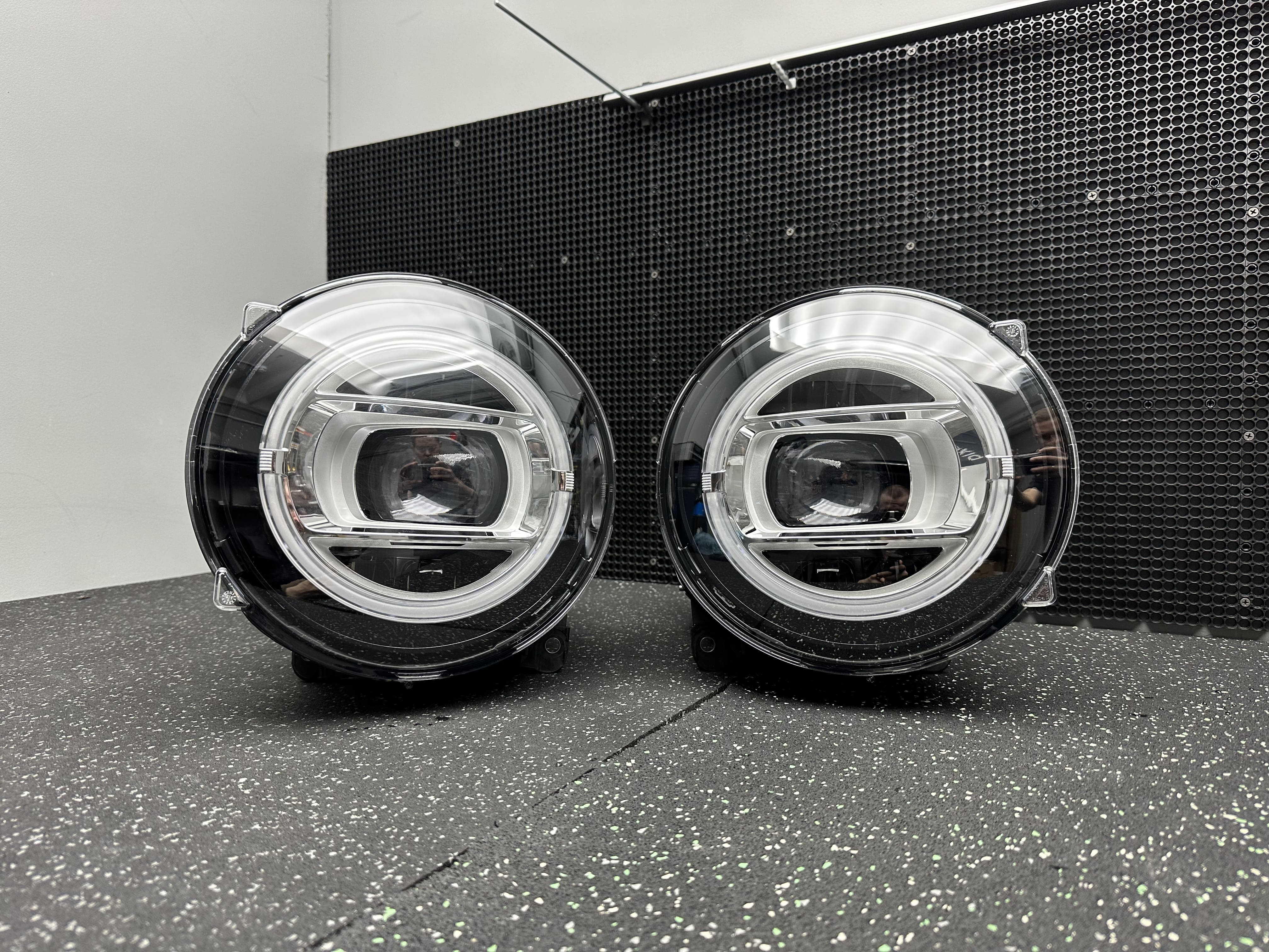 Окрас масок фар Mercedes G в черный цвет под заводской Black пакет