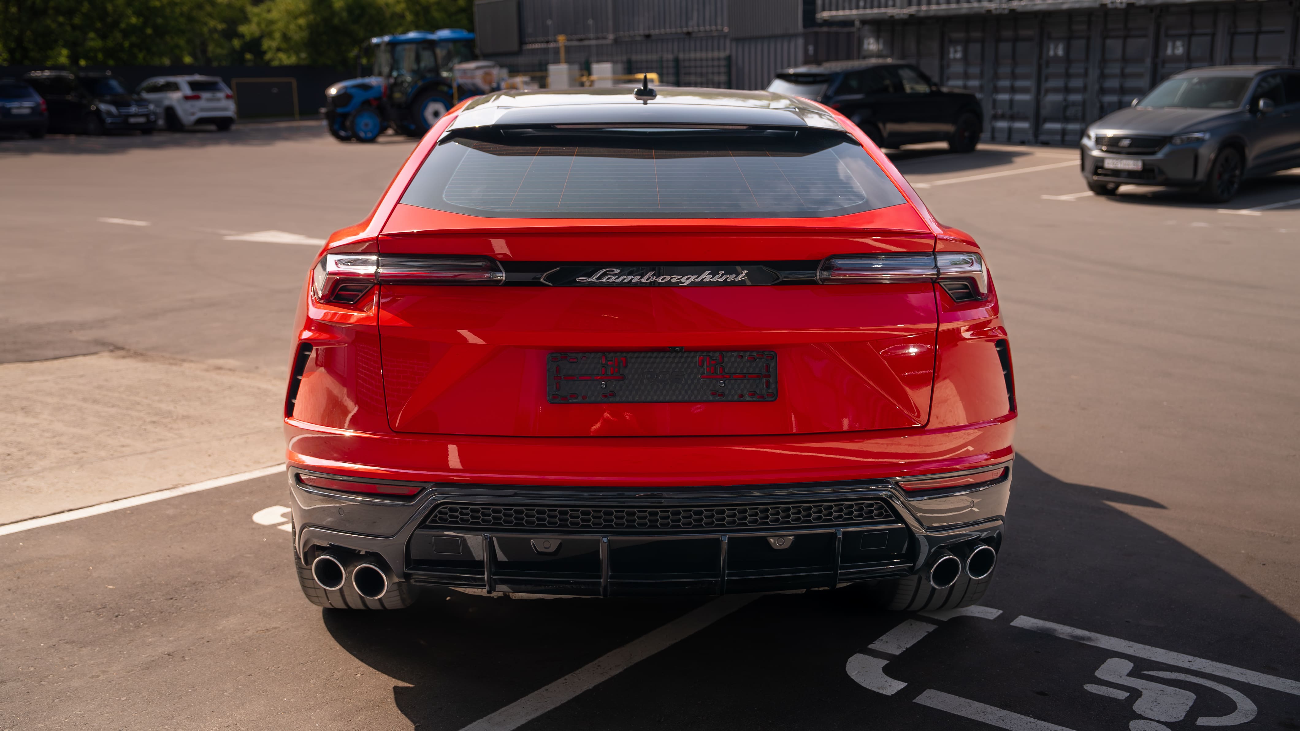Оклейка кузова в красную защитную пленку Lamborghini URUS