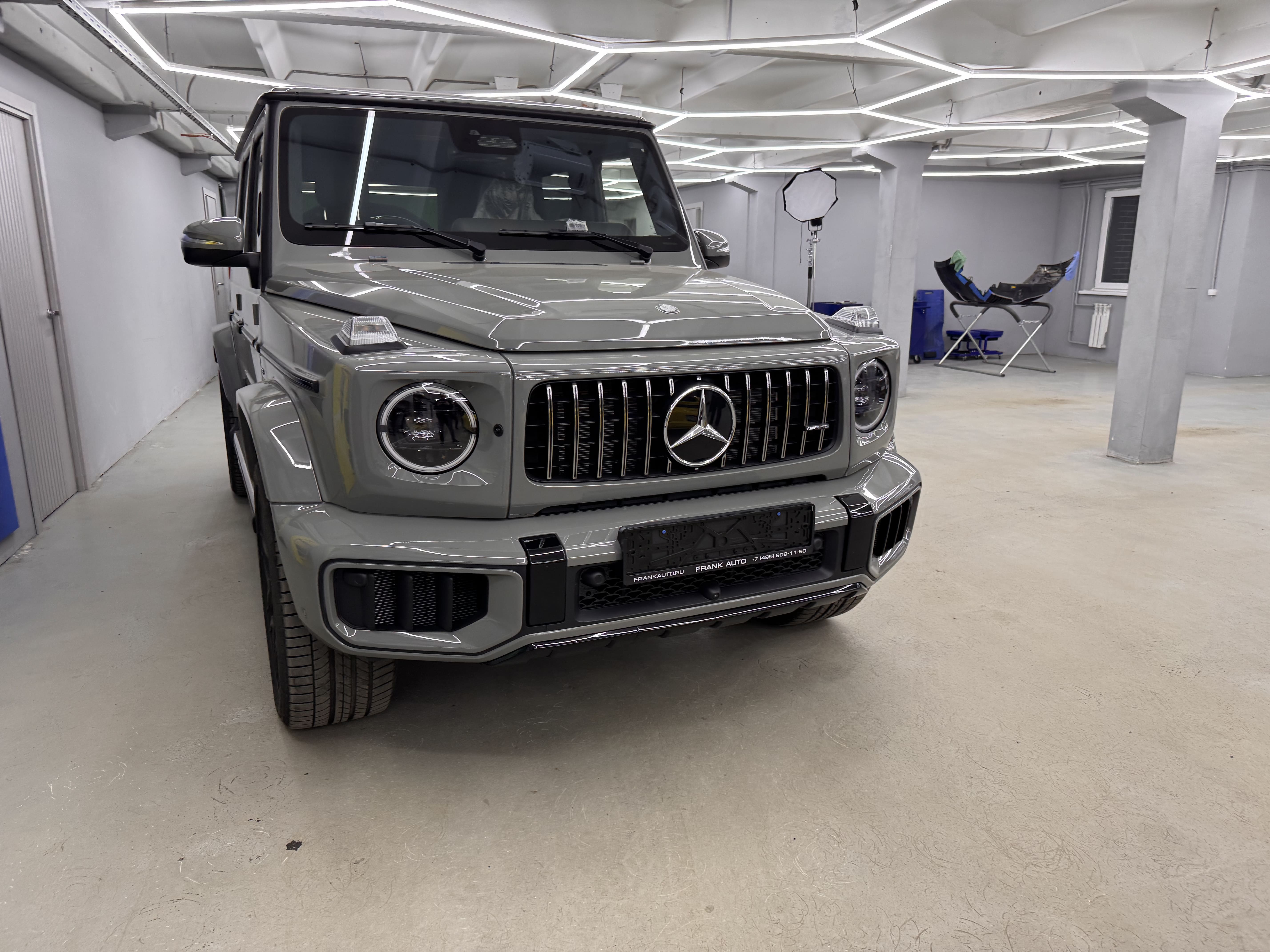 Окрас масок фар Mercedes G в черный цвет под заводской Black пакет