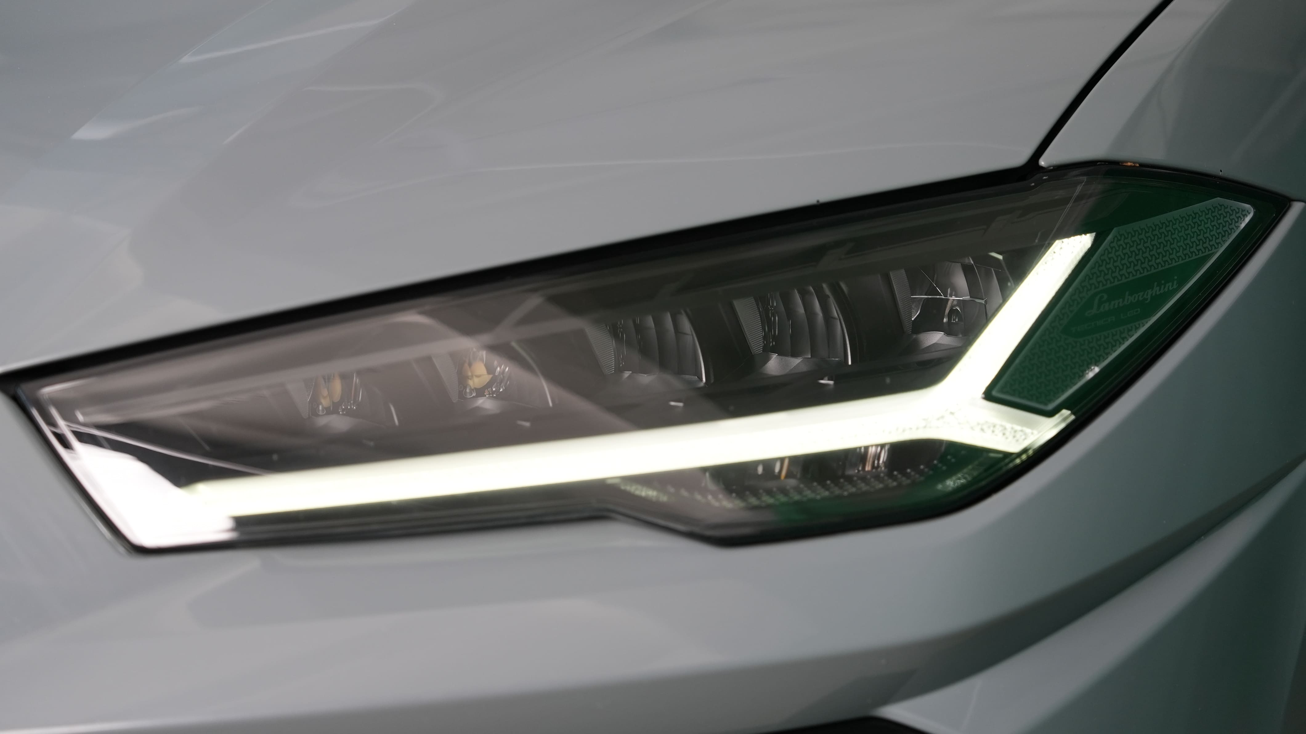 Дизайн-окрас масок фар Lamborghini Urus