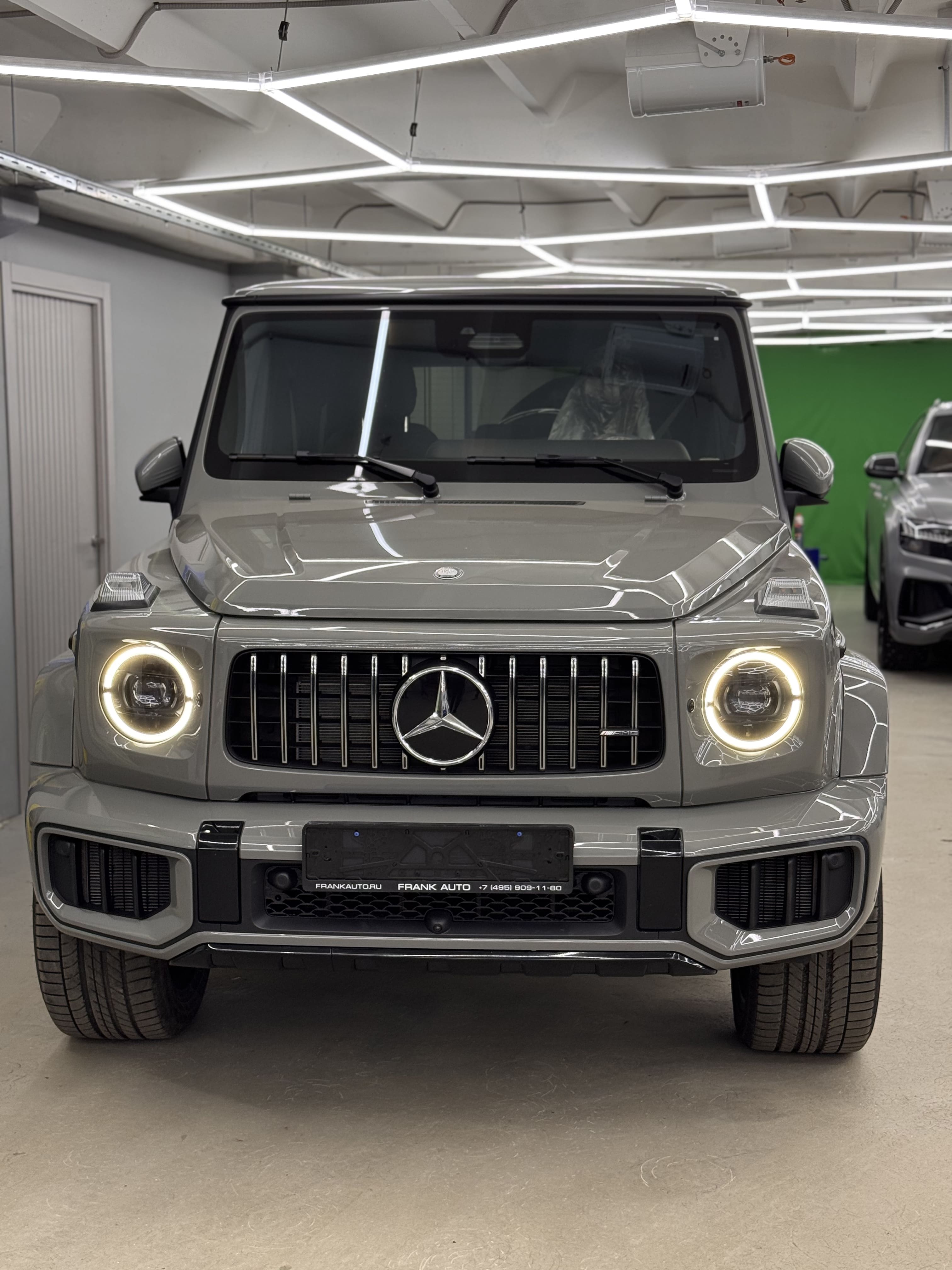 Окрас масок фар Mercedes G в черный цвет под заводской Black пакет