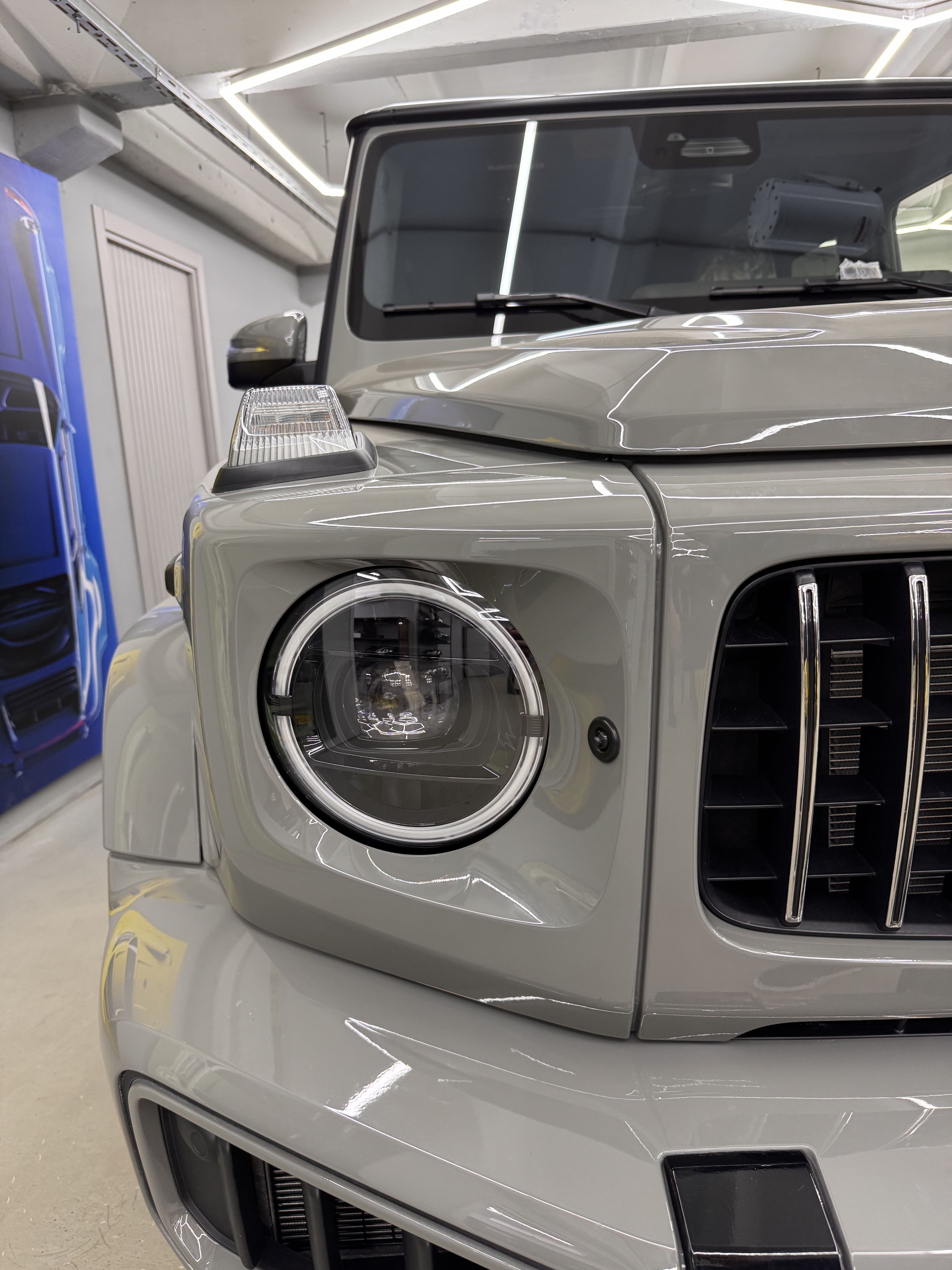 Окрас масок фар Mercedes G в черный цвет под заводской Black пакет