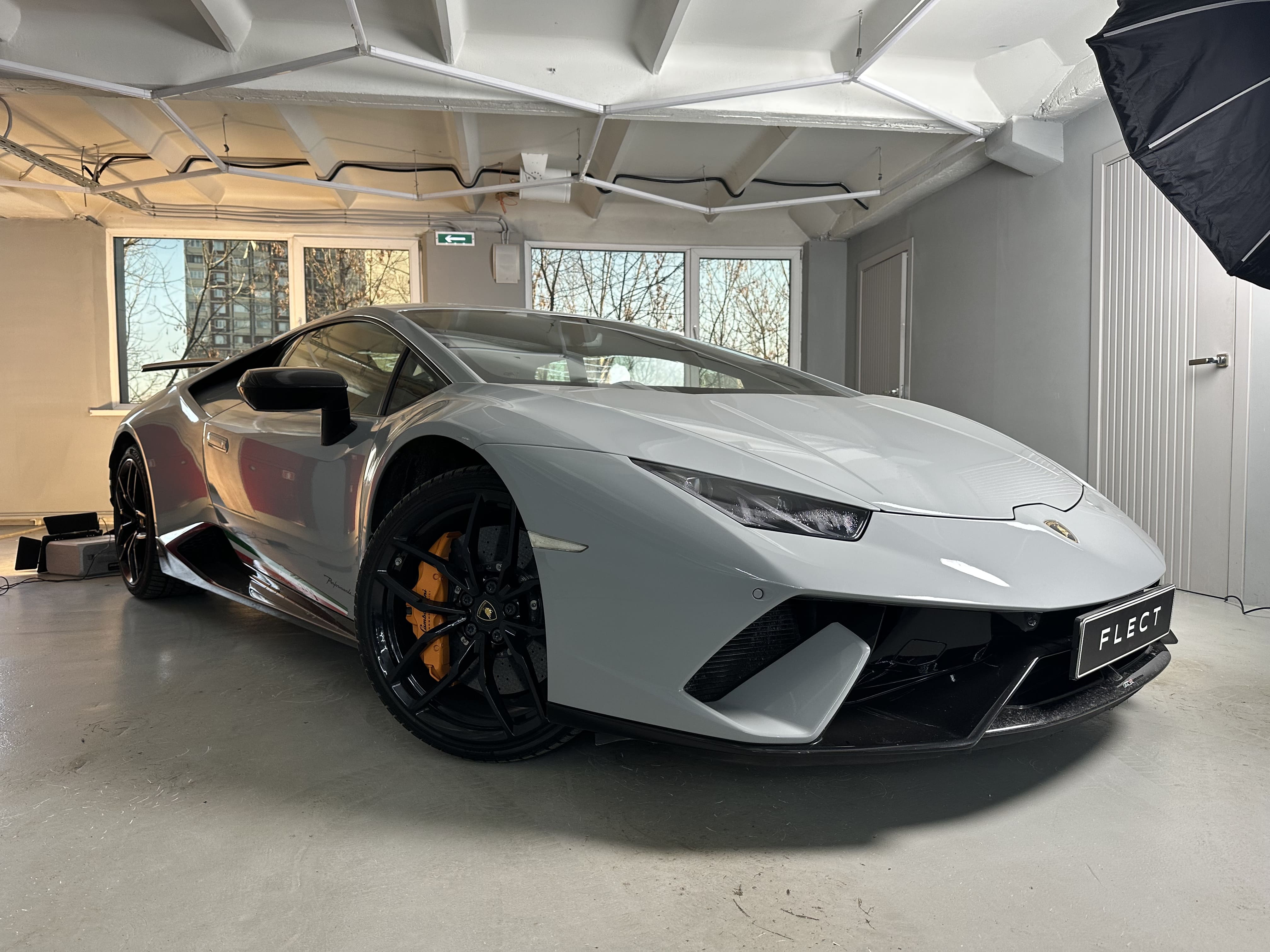 Устранение запотевания, ремонт стекла фары и ДХО Lamborghini Huracan — фото 