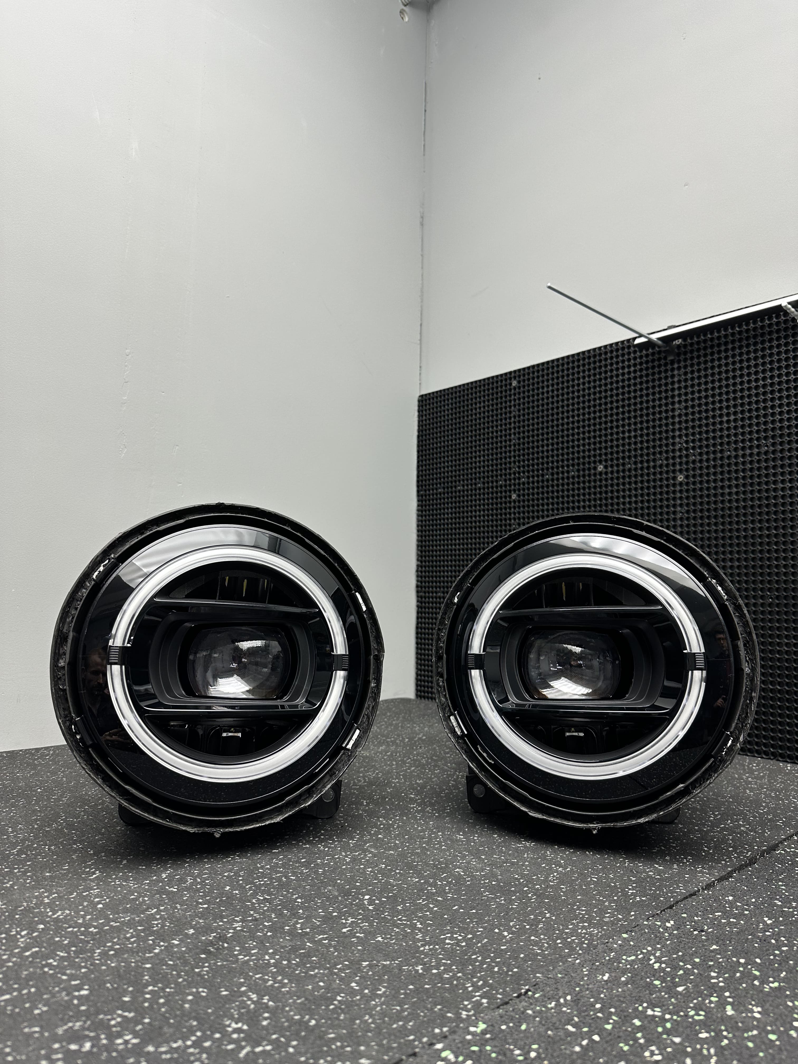 Окрас масок фар Mercedes G в черный цвет под заводской Black пакет