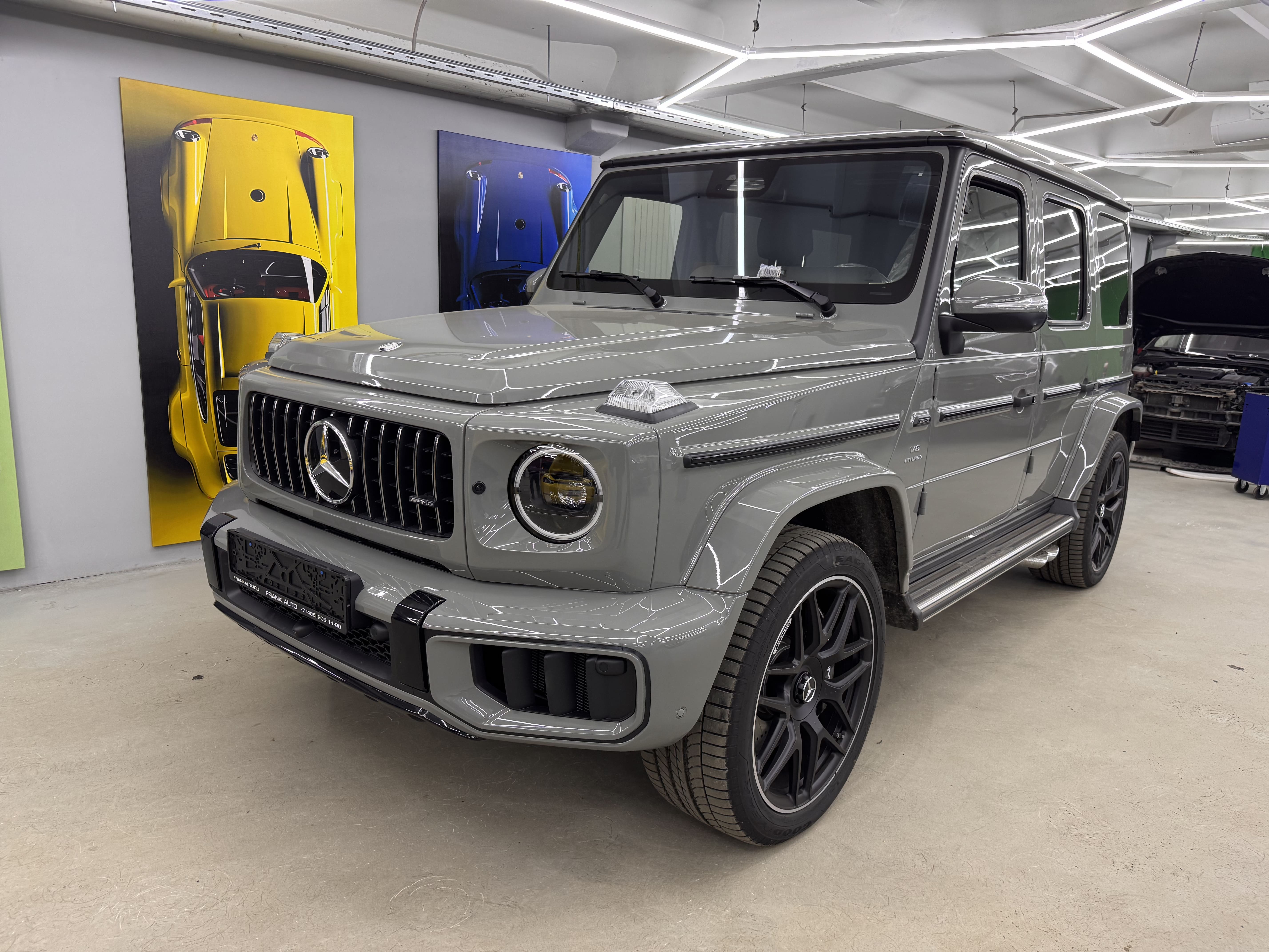 Окрас масок фар Mercedes G в черный цвет под заводской Black пакет — фото 