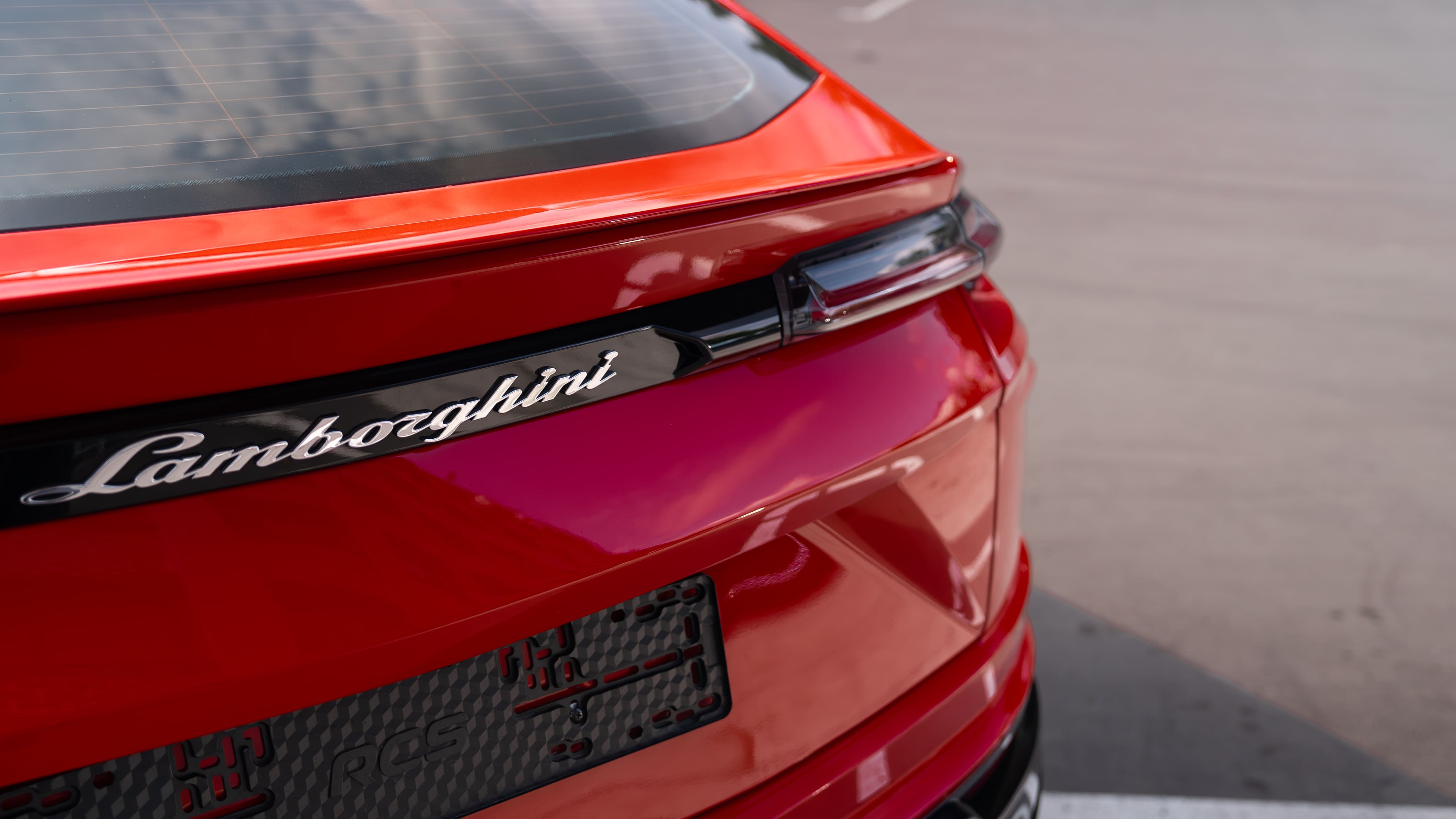 Оклейка кузова в красную защитную пленку Lamborghini URUS