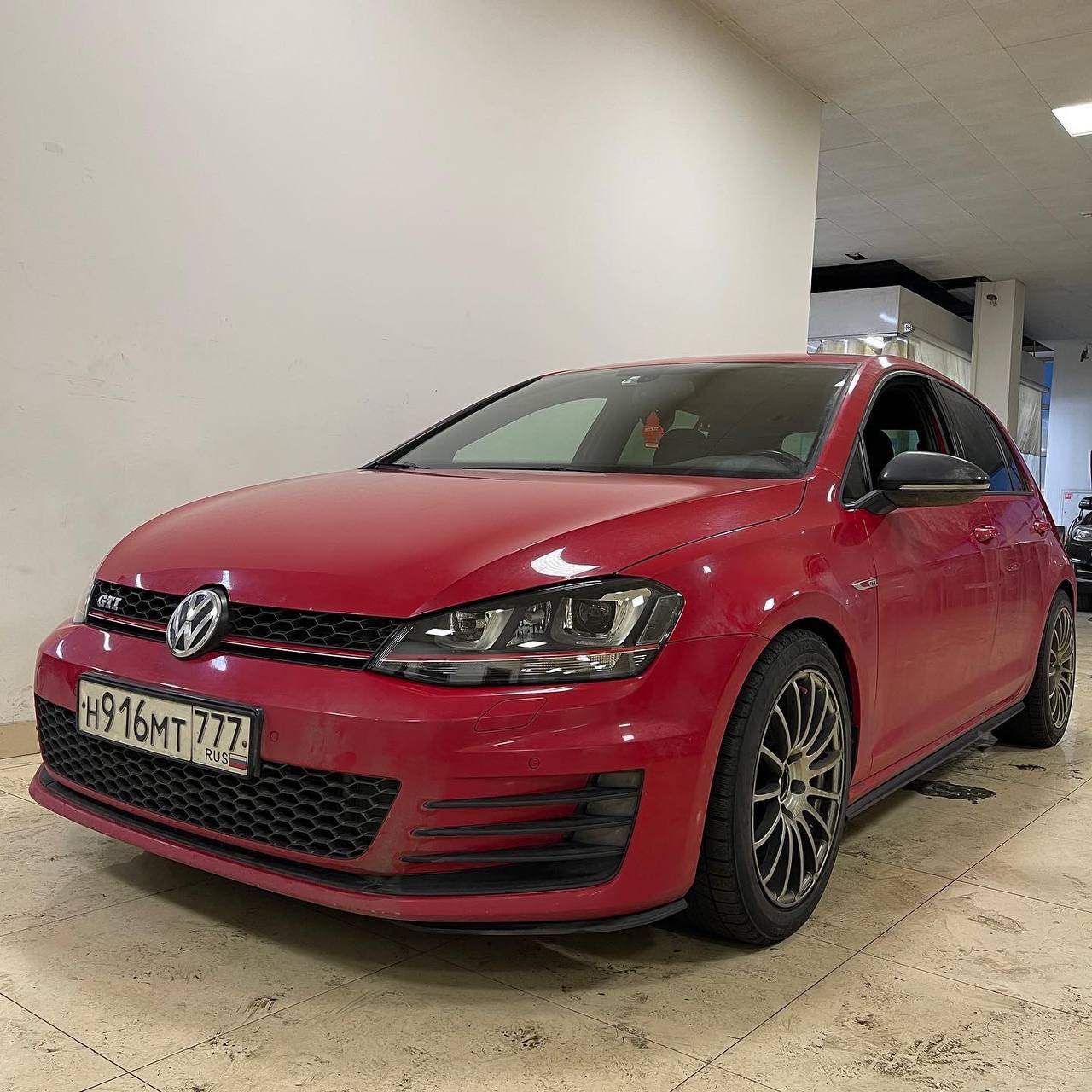 Volkswagen Golf GTI — установка светодиодных линз и защита фар Volkswagen Golf GTI — установка светодиодных линз и защита фар