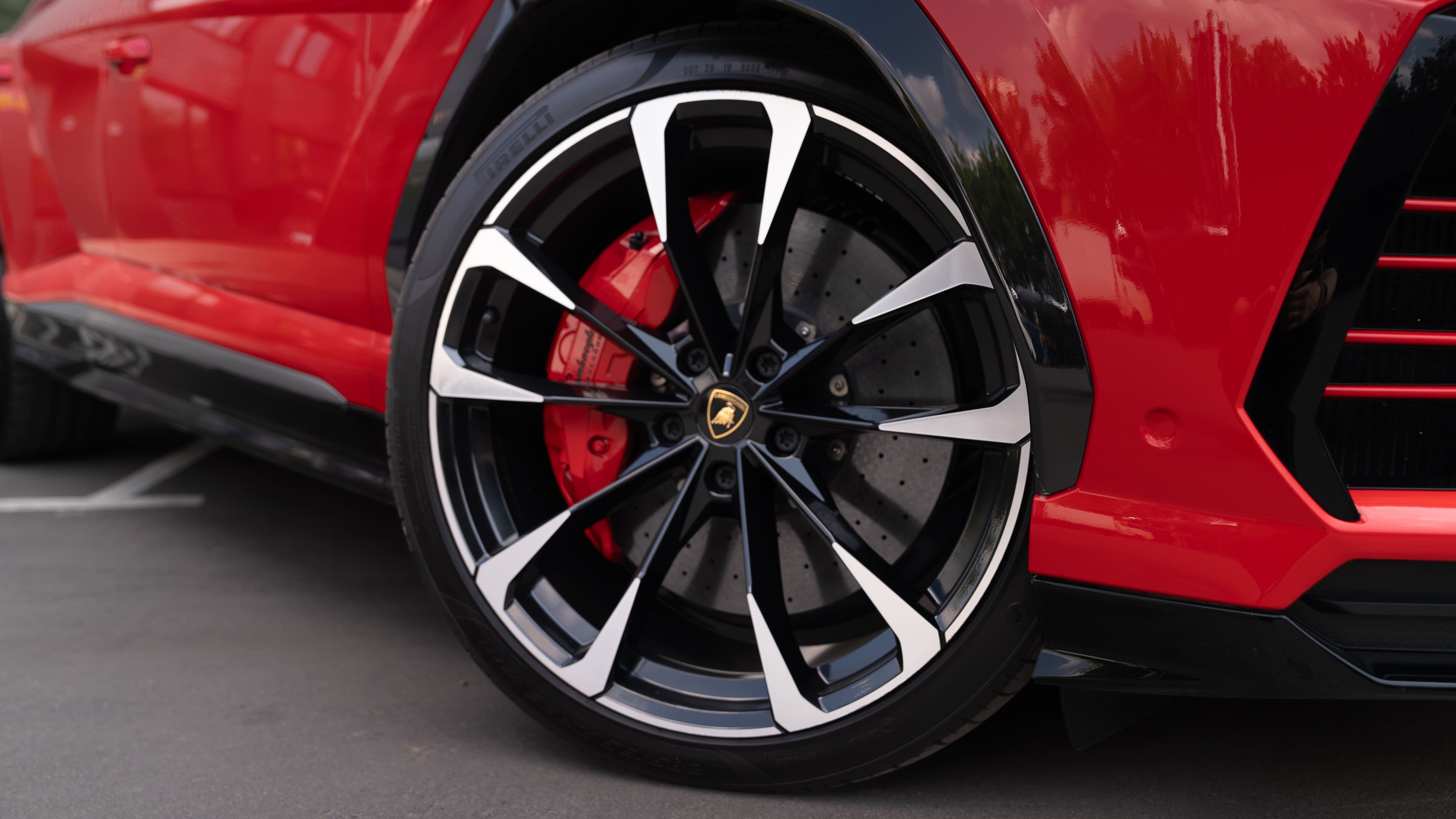 Оклейка кузова в красную защитную пленку Lamborghini URUS