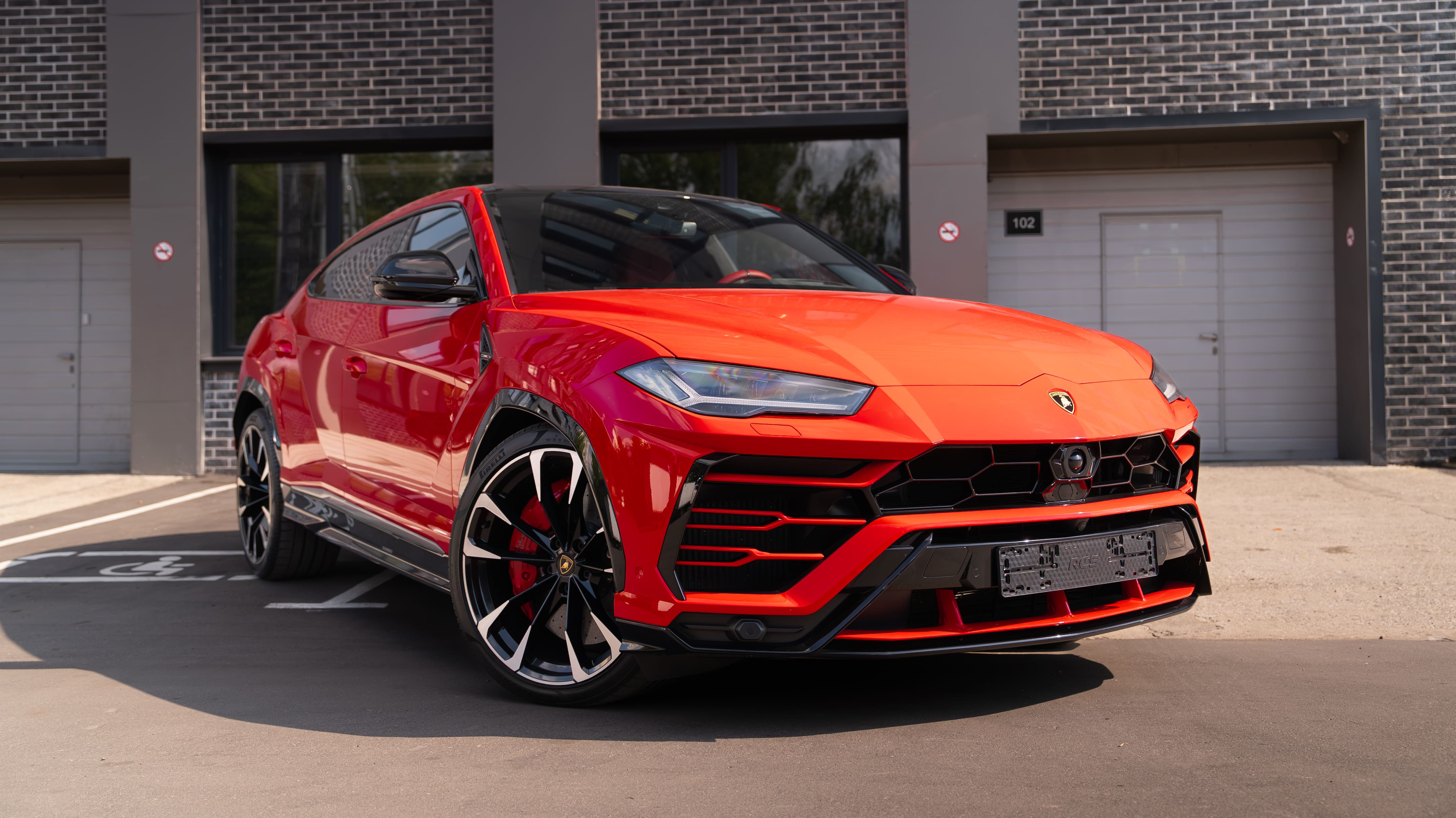 Оклейка кузова в красную защитную пленку Lamborghini URUS