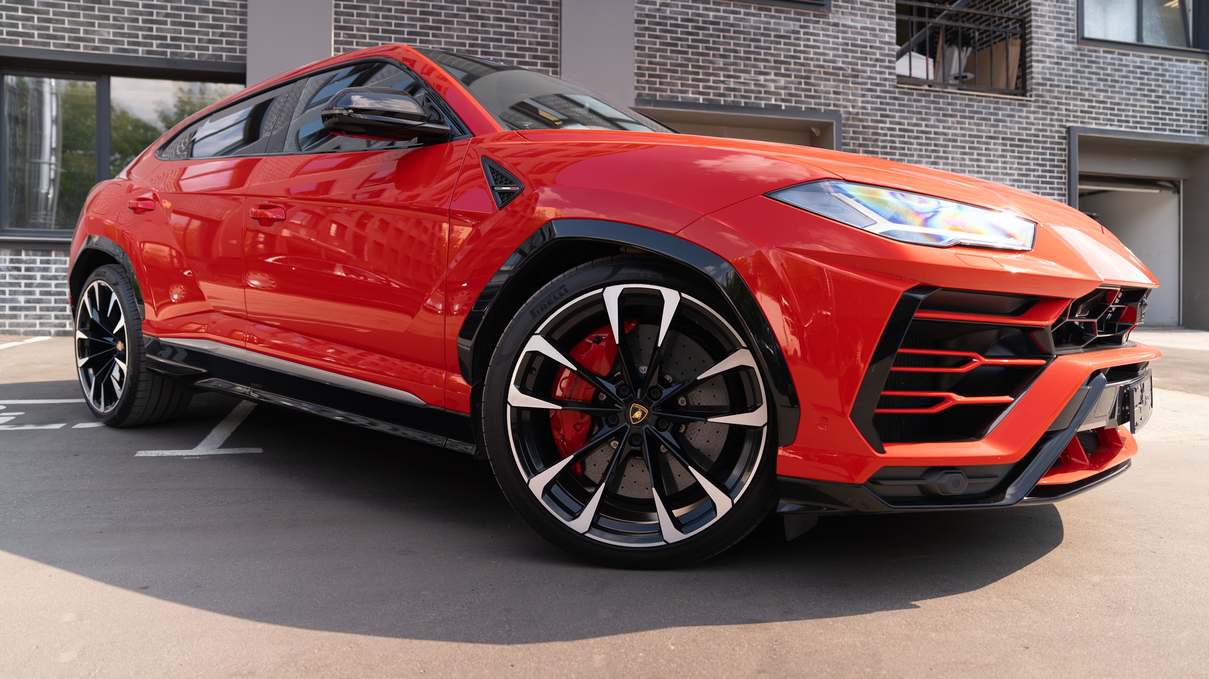 Оклейка кузова в красную защитную пленку Lamborghini URUS — фото 