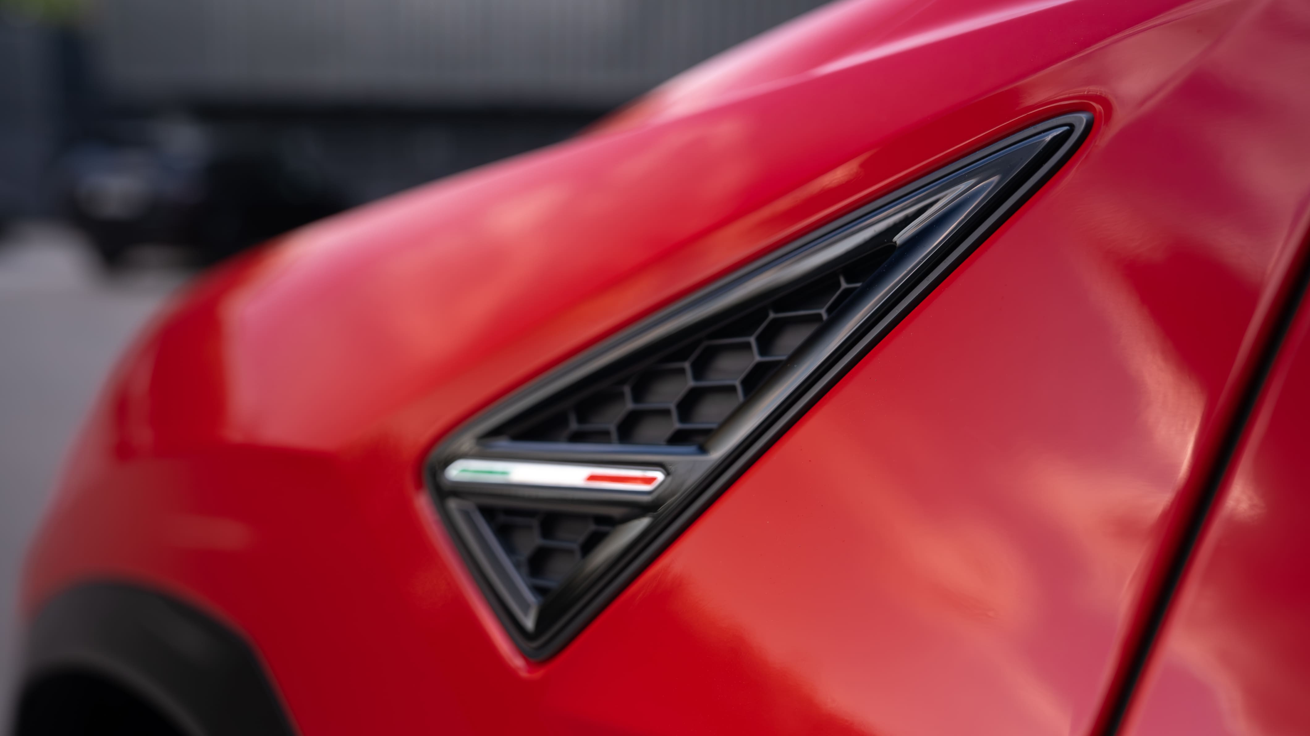 Оклейка кузова в красную защитную пленку Lamborghini URUS