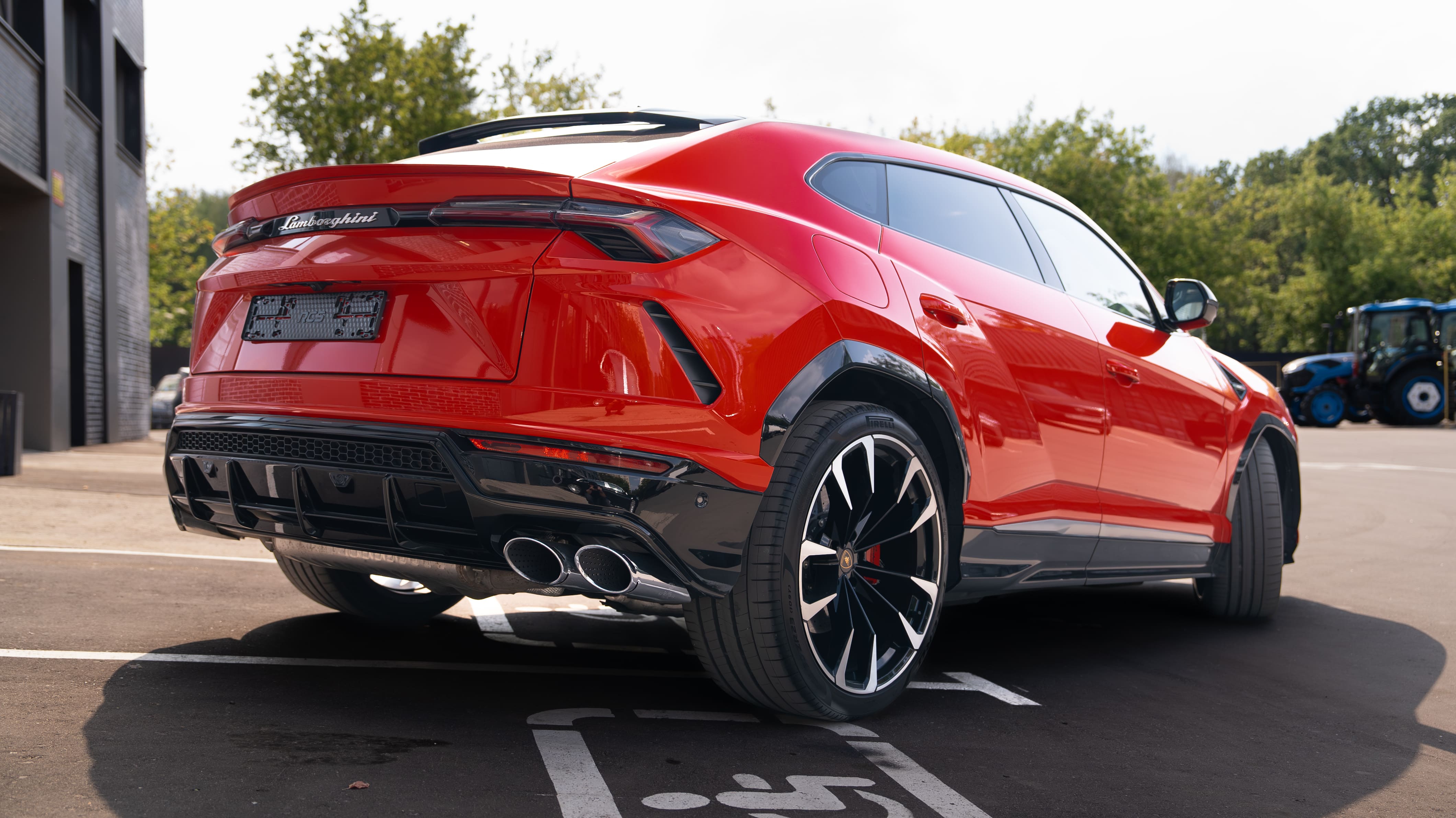 Оклейка кузова в красную защитную пленку Lamborghini URUS