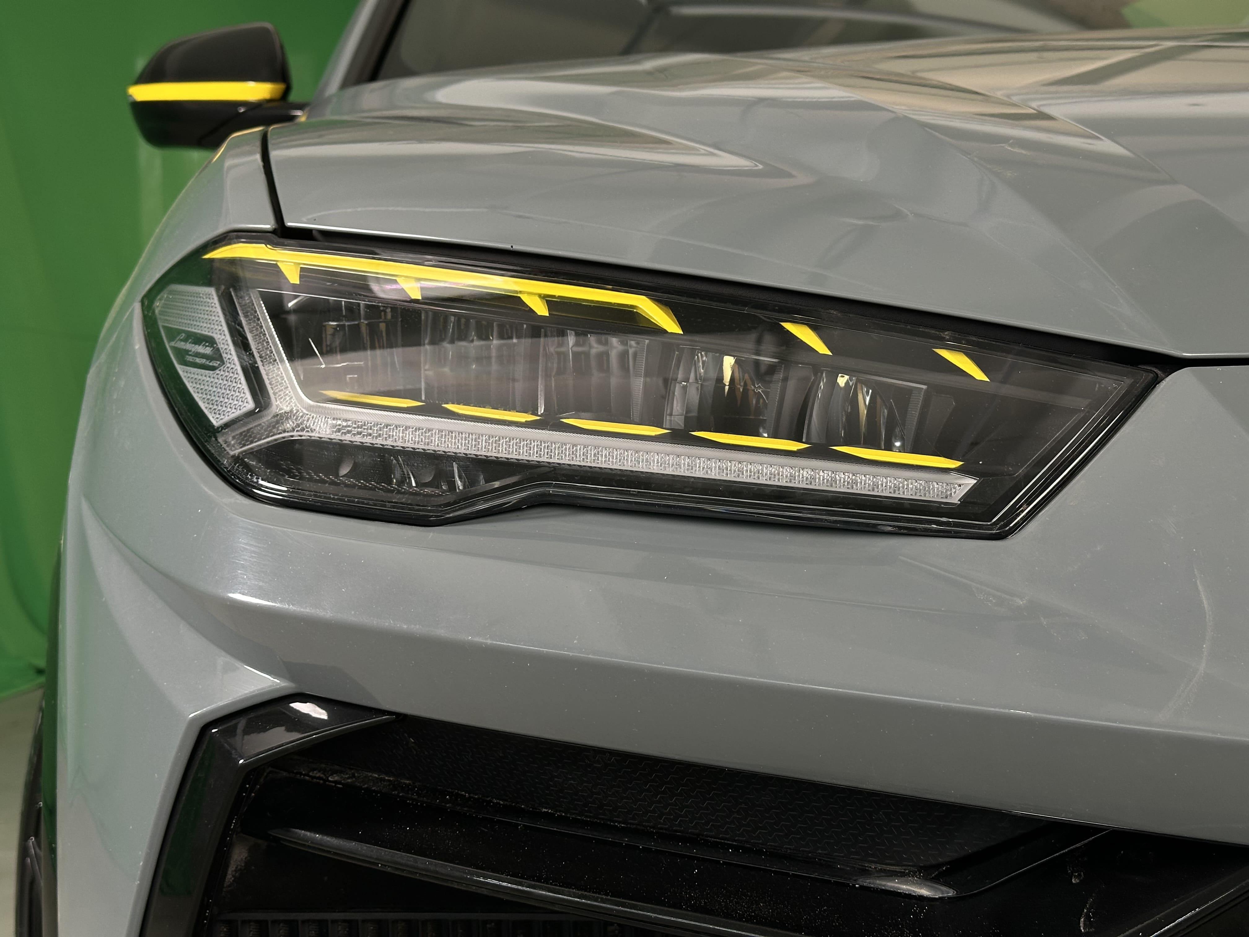 Дизайн-окрас масок фар Lamborghini Urus