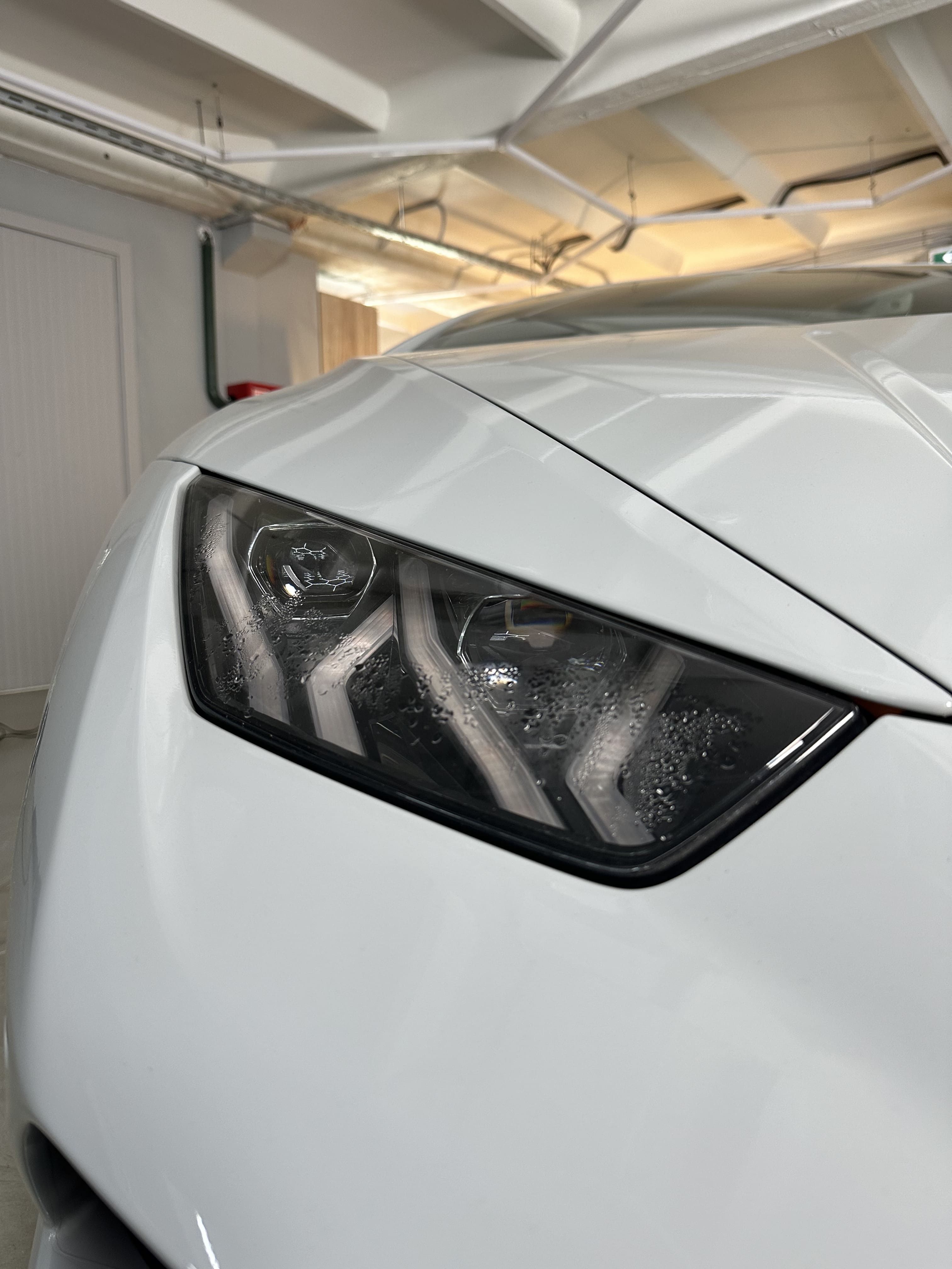 Устранение запотевания, ремонт стекла фары и ДХО Lamborghini Huracan