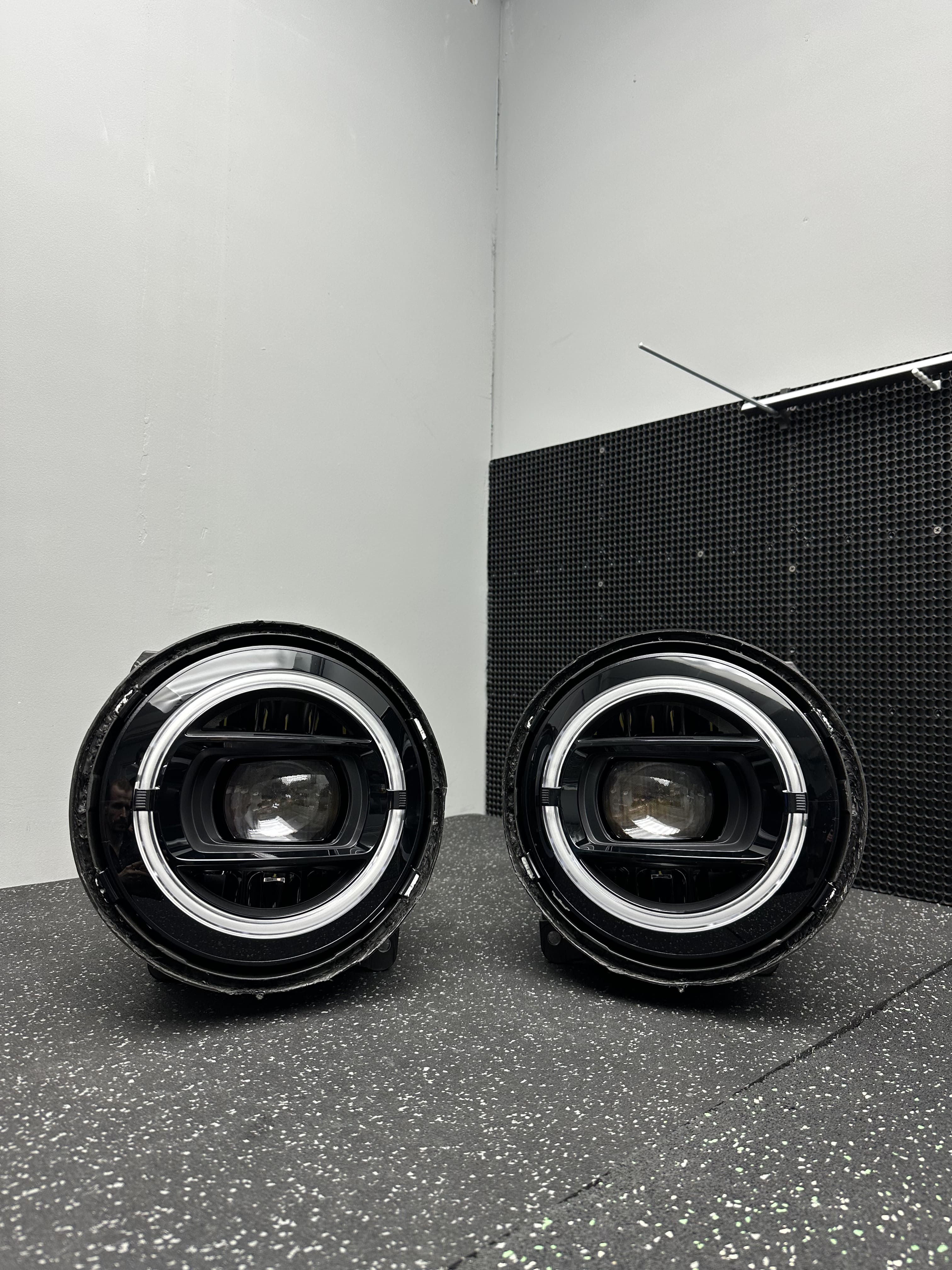 Окрас масок фар Mercedes G в черный цвет под заводской Black пакет