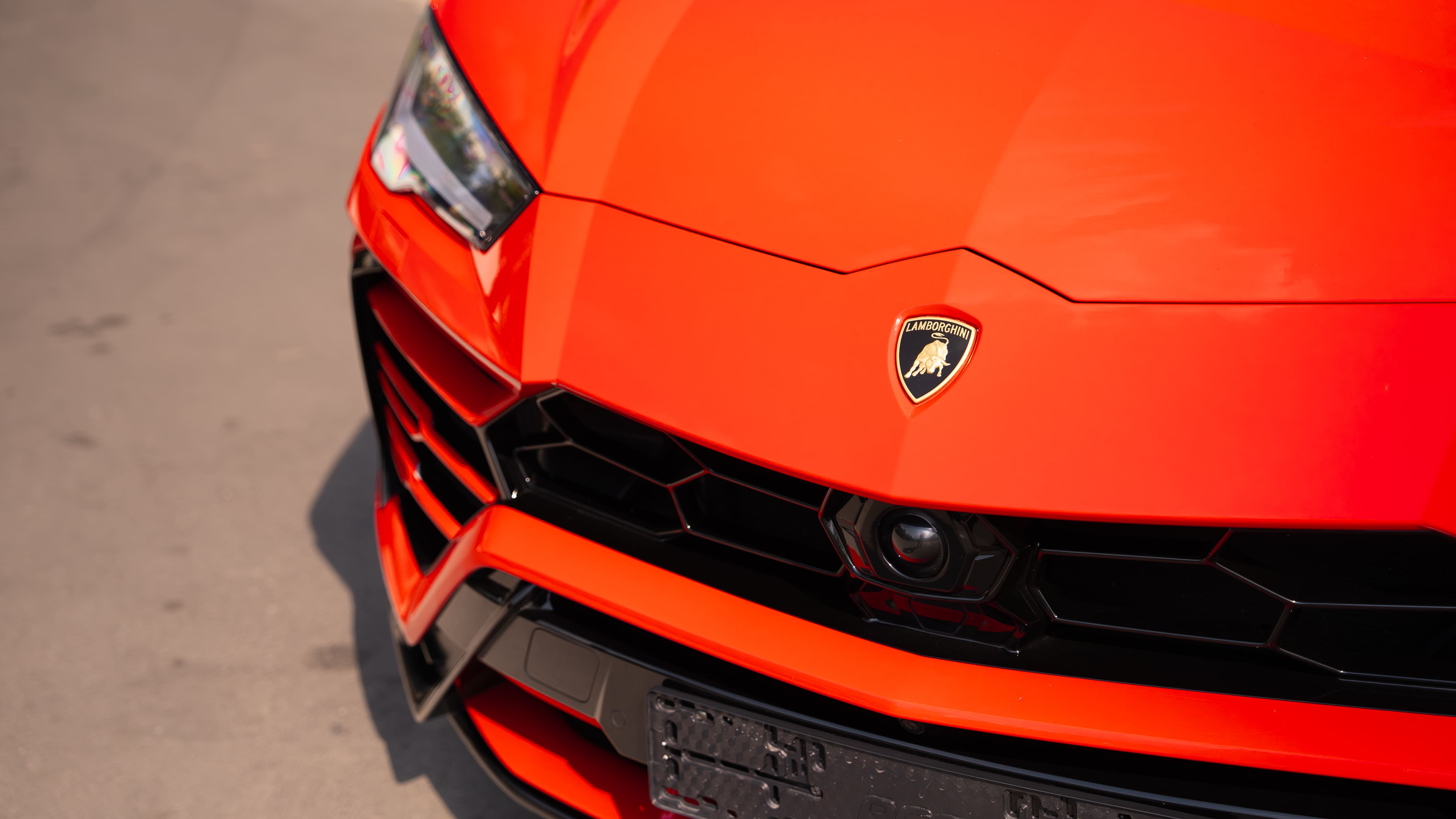 Оклейка кузова в красную защитную пленку Lamborghini URUS