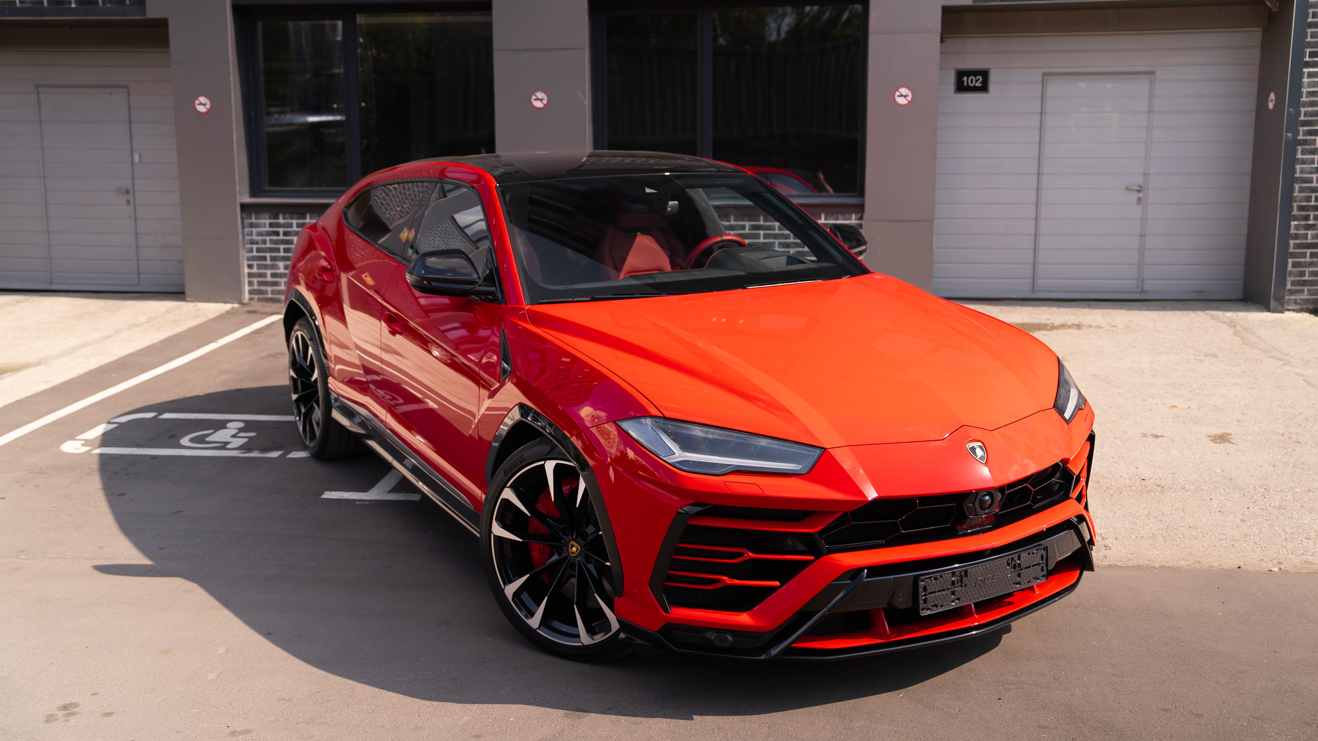 Оклейка кузова в красную защитную пленку Lamborghini URUS