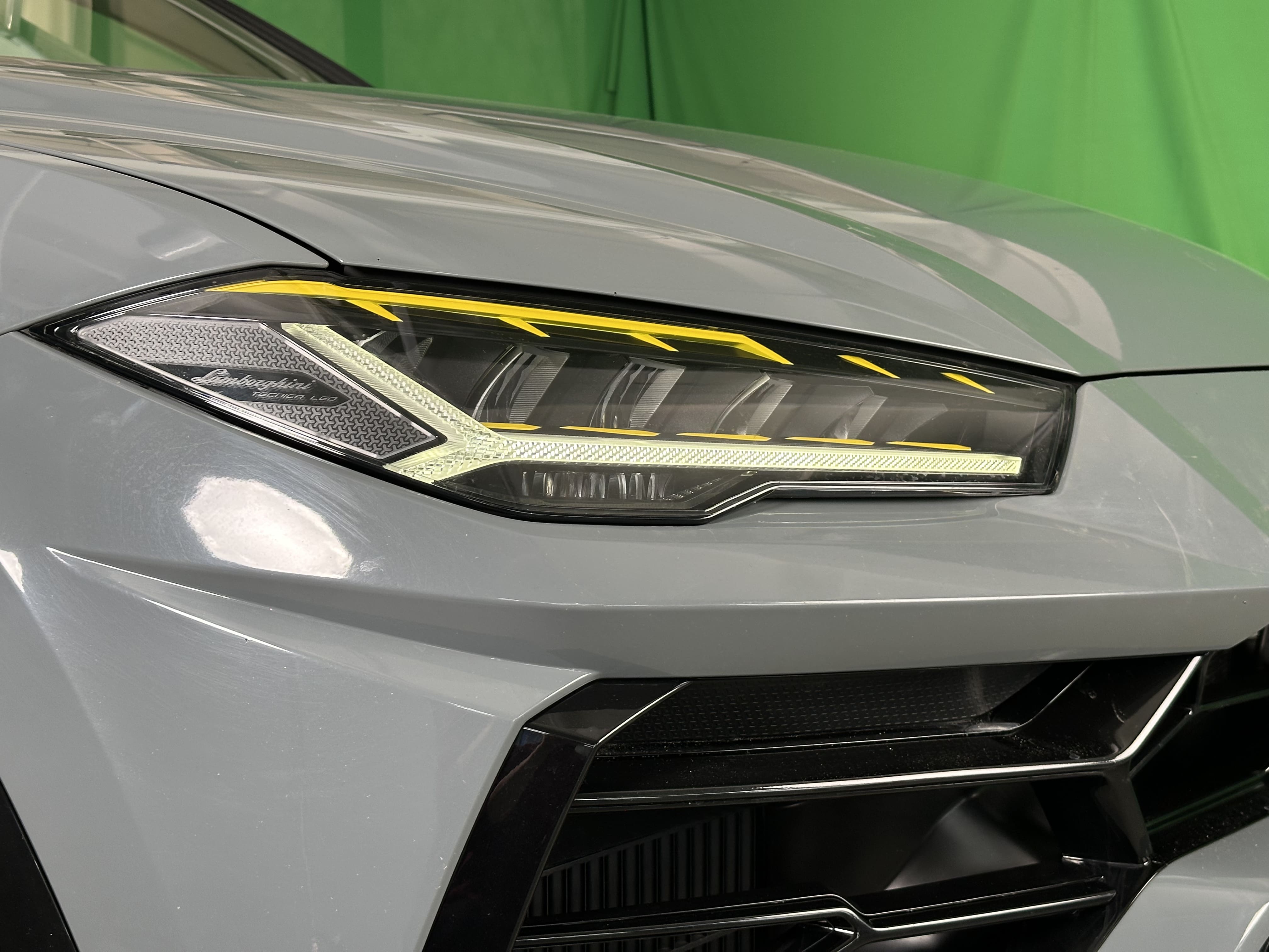 Дизайн-окрас масок фар Lamborghini Urus