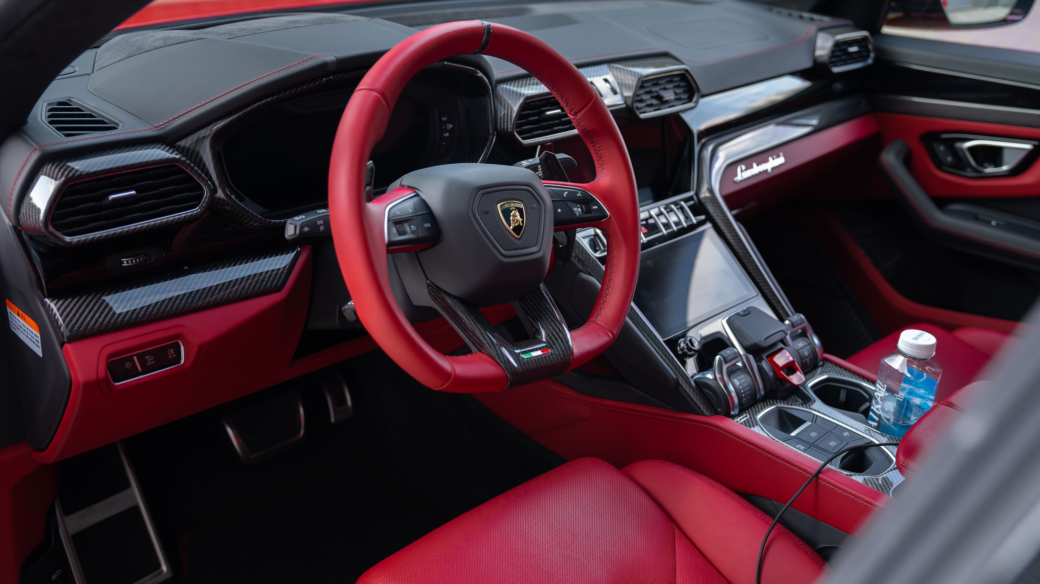 Оклейка кузова в красную защитную пленку Lamborghini URUS