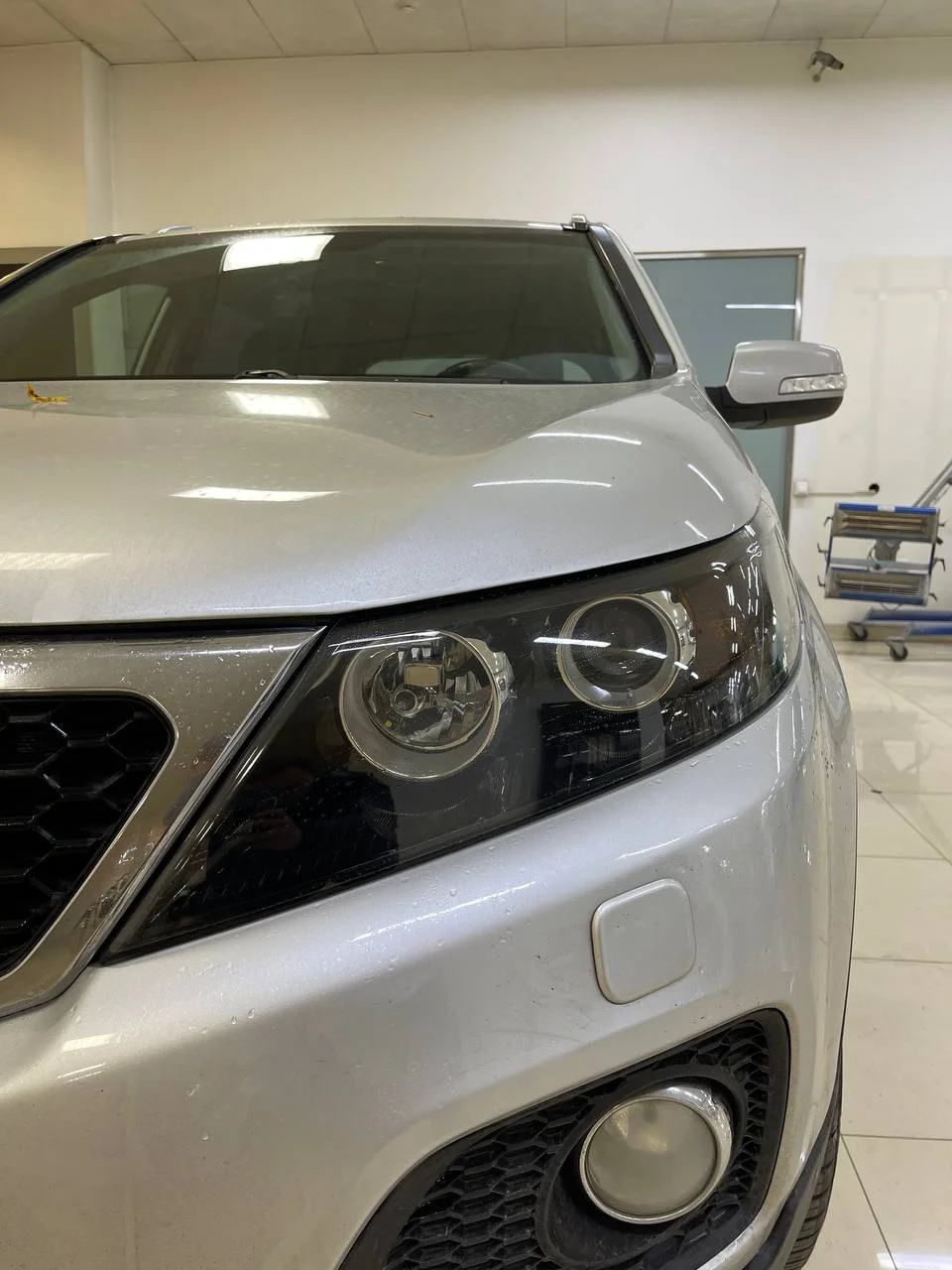 Kia Sorento — установка светодиодных линз и тюнинг фар Kia Sorento — установка светодиодных линз и тюнинг фар