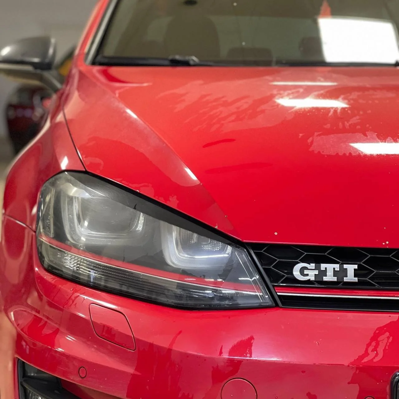 Volkswagen Golf GTI — установка светодиодных линз и защита фар Volkswagen Golf GTI — установка светодиодных линз и защита фар