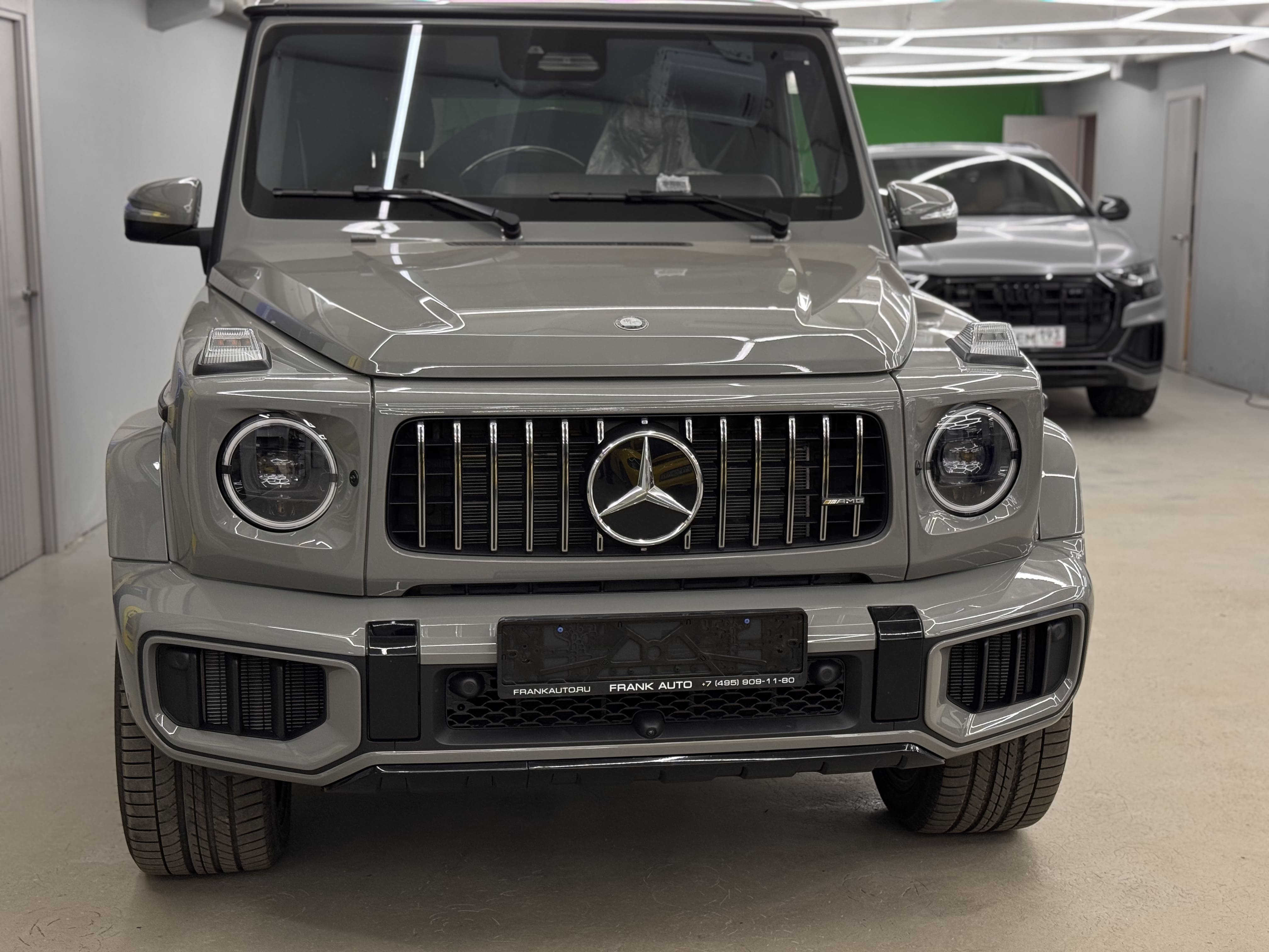 Окрас масок фар Mercedes G в черный цвет под заводской Black пакет