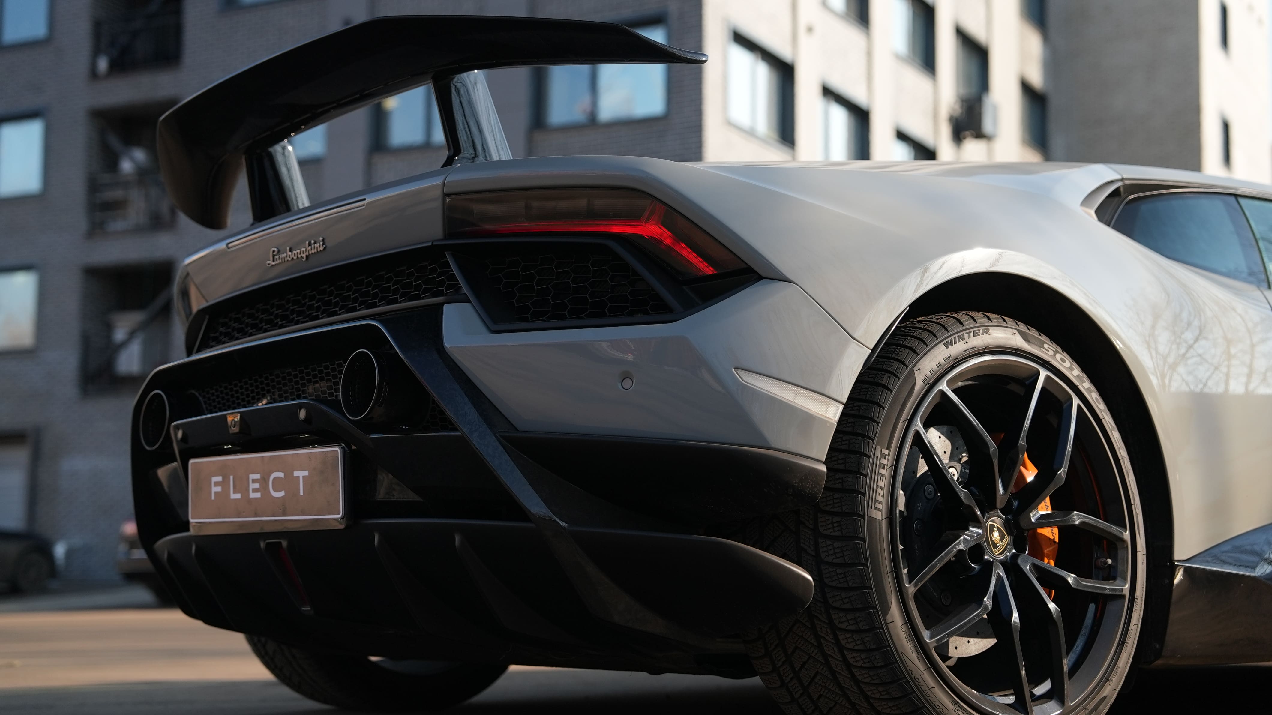 Устранение запотевания, ремонт стекла фары и ДХО Lamborghini Huracan