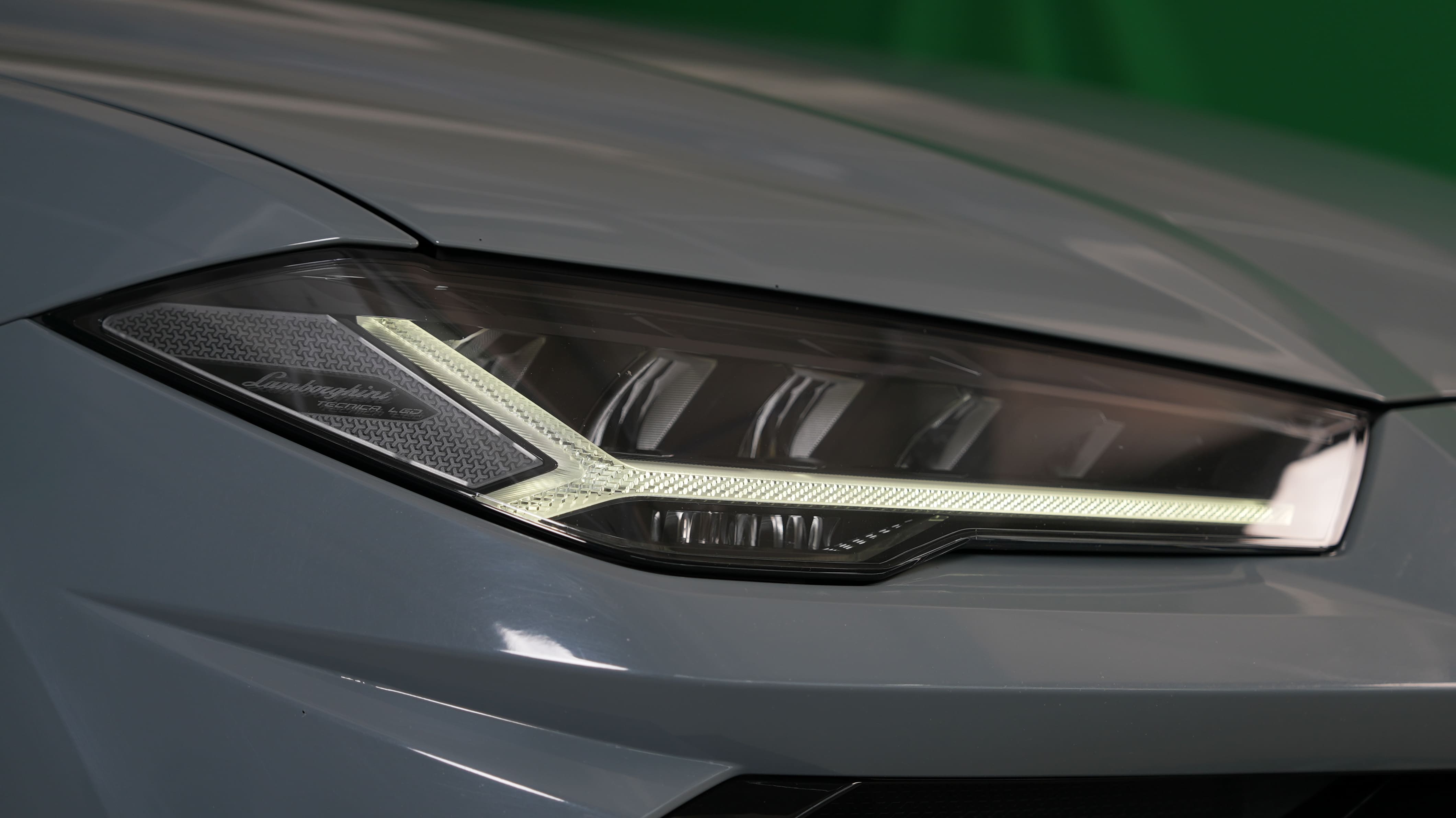 Дизайн-окрас масок фар Lamborghini Urus