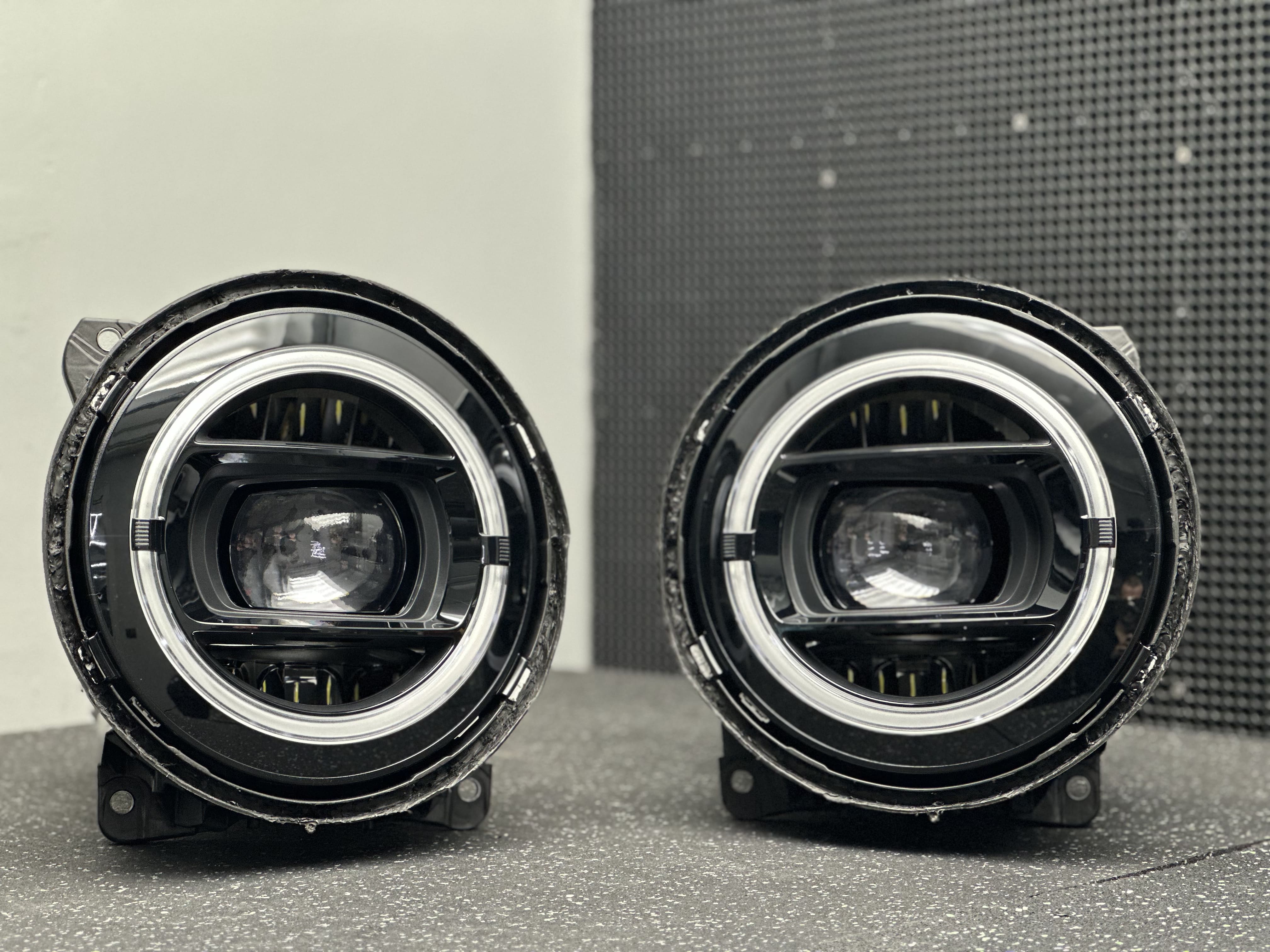 Окрас масок фар Mercedes G в черный цвет под заводской Black пакет